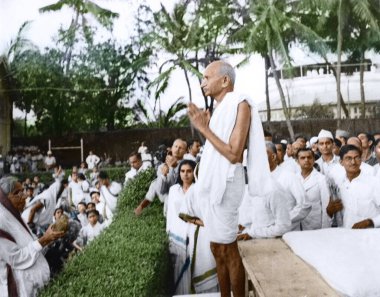 Mahatma Gandhi akşam namazından önce insanları selamlıyor, Juhu Sahili, Mumbai, Hindistan, Mayıs 1944