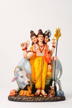 Üçlünün kil heykeli İnek ve köpeklerle tanrı shri gurudev datta 