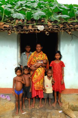 Ho kabilelerinin çocuklu anneleri, Chakradharpur, Jharkhand, Hindistan  