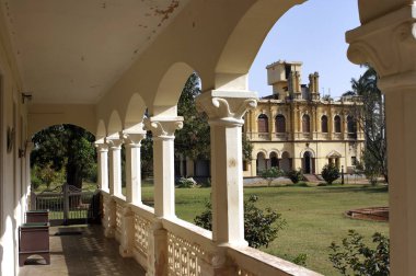 Sharad baug, kutch, Gujarat, Hindistan 'da küçük bir kapısı olan veranda. 