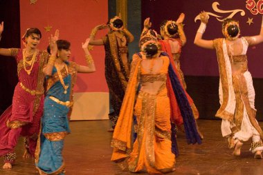 Geleneksel halk dansları yapan kadınlar Lavani, Maharashtra, Hindistan   