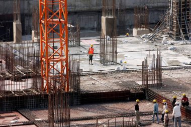 Önceki Jüpiter değirmenleri, Bombay Mumbai, Maharashtra, Hindistan 'da inşa edilen binaların inşaatında çalışan işçiler