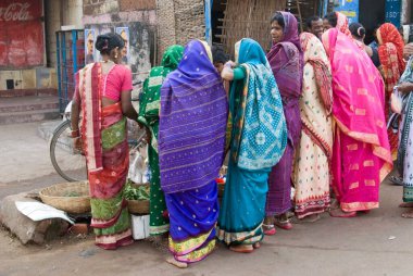 Kadınlar Bhubaneshwar, Orissa, Hindistan 'da toplandı 