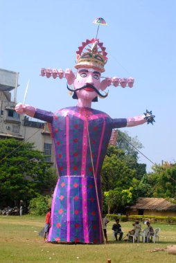 Lanka Ravana 'nın on başlı iblis kralı Dussera festivalini Azad Meydan' da, Bombay Mumbai 'de, Maharashtra' da, Hindistan 'da 2008 yılında kutlayan Dahan için yapılmış dev bir heykel.