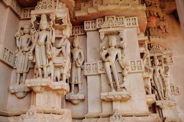 Deval 'de duvar taşına oyulmuş İdoller; Mandore; Jodhpur; Rajasthan; Hindistan