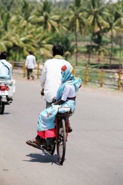 Maharashtra, Hindistan 'da bisikletli bir çift. 