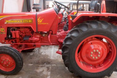 Mahindra B 275 DI kırmızı traktör, Uttar Pradesh, Hindistan 