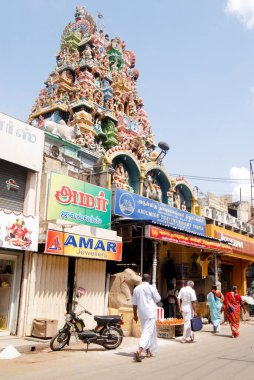 Zengin dekore edilmiş cephe ve Gopuram; Arulmigu Thayumanaswami Tapınağı; Tiruchirappalli; Trichy; Tamil Nadu; Hindistan