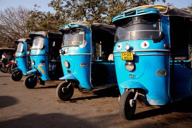 Otomatik traşlar Chandigarh Union Bölgesi, Hindistan sokaklarına park edildi. 