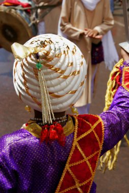 Hintli bir çocuk, Shivaji 'nin (Maratha hükümdarı) Ganesh ganpati dalma töreninde giydiğine benzer bir başlık takıyor; Pune; Maharashtra; Hindistan