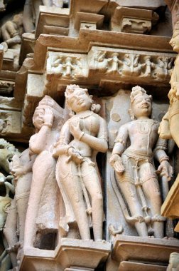 Vamana Tapınağı 'ndaki klasik heykel Khajuraho Madhya Pradesh Hindistan Asya