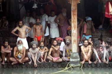 Sadhus, Kumbh Mela 2003, Nasik, Maharashtra, Hindistan boyunca Trimbakeshwar 'da kutsal hamamı beklemektedir..