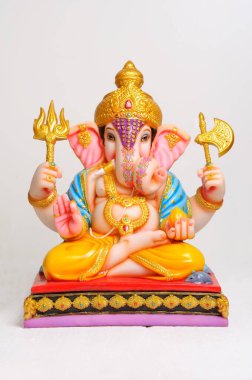 Asana 'da oturan Ganesh' in kil heykeli.