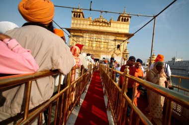 Harmandir Sahib 'e ya da Darbar Sahib' e ya da Amritsar, Punjab, Hindistan 'daki Altın Tapınak' a giden yolda yer alanlar 