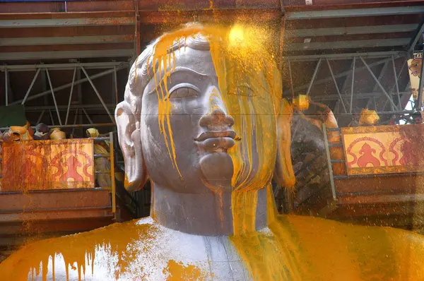 stock image Turmeric water pouring on face of 57 feet high statue of lord Bahubali known as Gomateshvara in Mahamasthakabisheka celebration, Sravanabelagola in Hassan district of Karnataka, India 