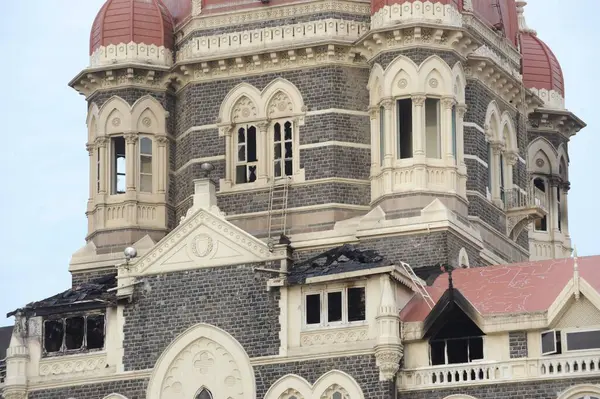 26 Kasım 2008 'de Bombay Mumbai, Maharashtra, Hindistan' da Deccan Mücahitlerin düzenlediği terörist saldırıdan sonra Taj Mahal Oteli 'nin yanan penceresi.