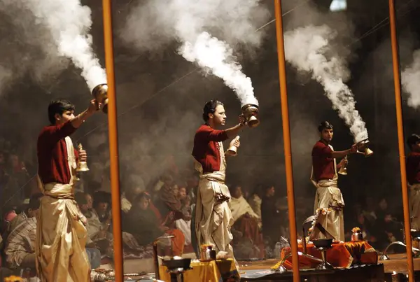 Genç rahipler Ganga Aarti 'yi Dasaswamedh Ghat' ta sahnelerler. Günbatımından hemen sonra Varanasi 'de ya da Banaras' ta (Kashi olarak da bilinir), Uttar Pradesh, Hindistan 'da başlar. 