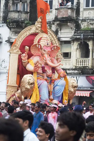 Lord Ganesh 'in (fil tanrısı) Idol' ünü Visarjan 'a taşıyan insanlar; Maharashtra; Hindistan