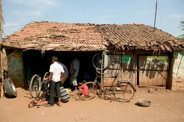 Yerel bir bisiklet tamirhanesi, Bassapur köyü, Karnataka, Hindistan  