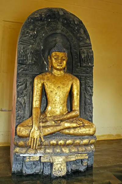 Mathakura Tapınağı 'ndaki Gautam Buddha Heykeli, Bhumisparsha Mudra, M.S. 11. yüzyıl, Budist bölgesi, Kushi Nagar, Uttar Pradesh, Hindistan 