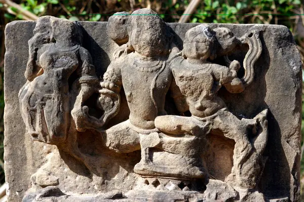 stock image Shiva parvati discarded statue at sharad baug, kutch, Gujarat, India 