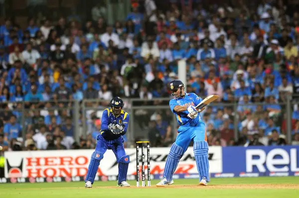 Căpitanul Indian Batsmanul Dhoni Își Joacă Șutul Urmărit Căpitanul Din Imagine de stoc
