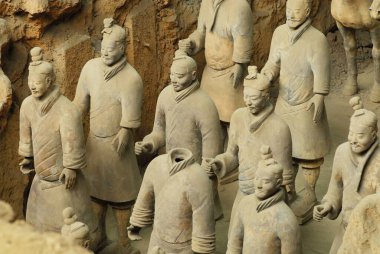 1. Çukurda Terracotta savaşçılarının heykelleri; Terracotta ordusu; Qin Hanedanı; Xian; Çin