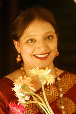 Hintli kadın siyahlara yaklaş. 