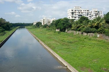 Pune, Maharashtra, Hindistan 'daki Mutha Nehri yatağı. 