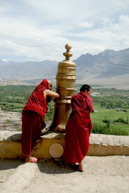 Leh; Ladakh; Jammu & Kashmir; Hindistan 'daki Thiksey Manastırı' nda boynuzlar ötüyor.