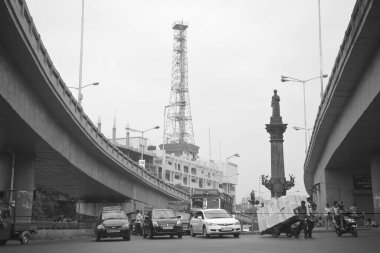 Abdul Hamid Ansari Chowk, Clare Yolu, Byculla, Bombay Mumbai, Maharashtra, Hindistan 11-Ocak-2010 Patil üstgeçidinde Khada parsi heykeli ve köknar istasyonu 