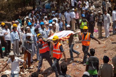 Şanslı bina çöküyor, ölüler taşınıyor, Mumbra, Bombay, Mumbai, Maharashtra, Hindistan  