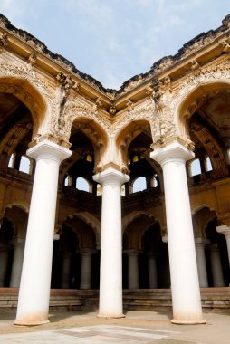 Büyük sütunlar ve sıva işleri Thirumalai Nayak (Naick) sarayında 1636 yılında Madurai 'de Hint-Sarasenik stilinde inşa edildi; Tamil Nadu; Hindistan