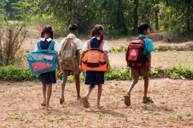 Maharashtra, Hindistan 'daki köy okulu öğrencileri. 