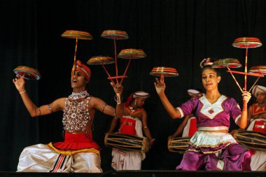 Raban dansı, bu parça ritmik bir dans paterninden oluşur, kadınlar tek bir yüzün ritmiyle havayı ustalıkla döndürür ve birkaç davul grubunda dengede tutar. 