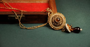 Elmas ve taş kolye altın zincirli ahşap kutu, Hint geleneksel mücevherleri