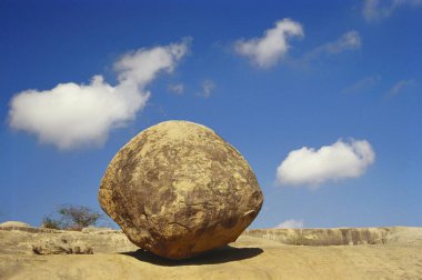 Krishnas tereyağı topu tehlikeli dengeli kaya, Mahabalipuram, Tamil nadu, Hindistan