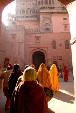 1588 yılında Bikaner, Rajasthan ve Hindistan 'da inşa edilen Junagarh Kalesi' ndeki ziyaretçiler