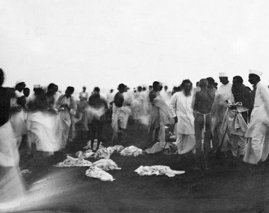 Mahatma Gandhi, 6 Nisan 1930 sabahının erken saatlerinde Hindistan 'ın Gujarat kentindeki Dandi' de banyo yaptıktan sonra  