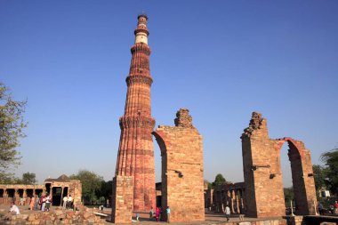 Kutub Minar 1311 yılında kızıl kumtaşı kulesinde inşa edildi, Hint-Müslüman sanatı, Delhi sultanlığı, Delhi, Hindistan UNESCO Dünya Mirası Sitesi