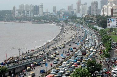 Yirmi 20 takım, Bombay Mumbai, Maharashtra ve Hindistan 'ın zafer alaylarında trafik durdu.