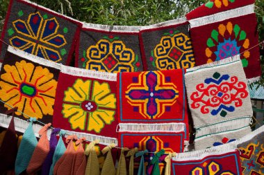 Mana köyü Uttarakhand, Hindistan ve Asya 'da satılık renkli işlemeli paspaslar.