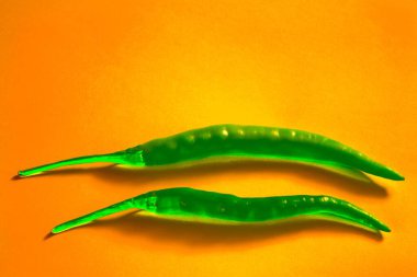 Hindistan baharat yeşili biber turuncu arka planda hari mirch, Hindistan