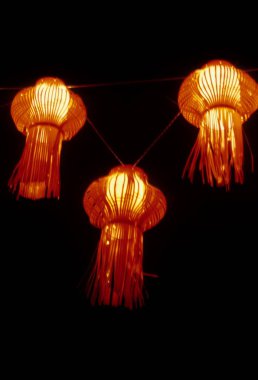 Koyu arkaplanda lambalar olan Diwali Festivali 