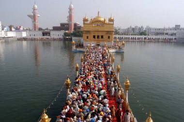 Kutsal kitabı Sri Guru Granth Sahib 'e ibadet etmek için Harmindar Sahib olarak da bilinen kutsal tapınakta uzun bir kuyruk var. 