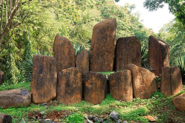 Sanjay Gandhi Ulusal Parkı 'nda sanatsal ve grafik taşı; Borivali; Bombay Mumbai; Maharashtra; Hindistan