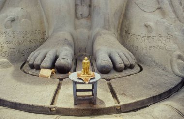 Mahamastakabhisheka seremonisi; Shravanbelagola; Karnataka; Hindistan; Jain Saint Gomateshwara 'nın (Lord Bahubali) 58.8 feet monolitik heykelinin eteğinde Pooja Samagari' nin yakın çekimleri