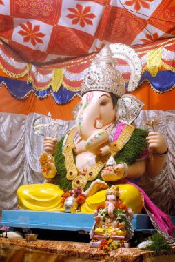 Ganapati festivali için Pune, Maharashtra ve Hindistan 'da Hindulara tapan Ganesh filinin zengin süslenmiş putu.