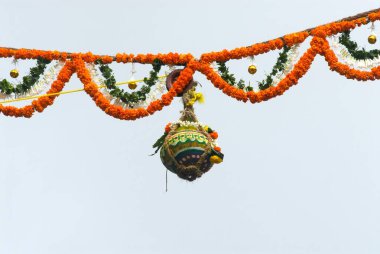 Dahi handi, Dadar, Bombay Mumbai, Maharashtra, Hindistan 2009 'da Janmashtami gokulashtami festivalinde asılı duran çiçeklerle süslenmiştir. 