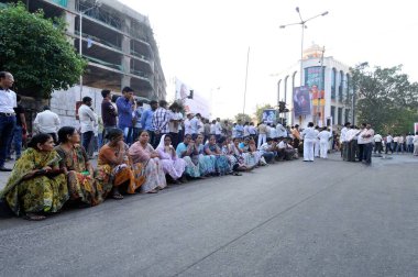 Balasaheb Thackeray Cenaze Töreni Alayı Kalabalık Aşıları ve Mumbai Maharashtra Hindistan 'da General Shots  